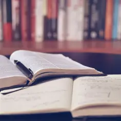 Cechy literatury renesansu: odkryj niezwykłe idee i style