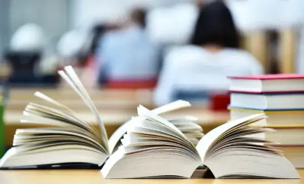 Zdjęcie Ile trwają studia historyczne? Poznaj fakty i ukryte aspekty programu